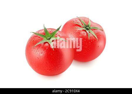 Paire de tomates rouges mûres recouvertes de gouttes d'eau isolées sur fond blanc pour la publicité Banque D'Images