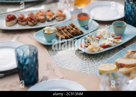 Différents types de fromages servis sur la table en terrasse d'été dans le café. Concept alimentaire. Différents types de nourriture sur la table Banque D'Images