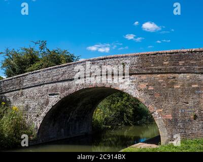 Orchard Meadow Bridge No 78, Kennett et Avon Canal, Kintbury, Berkshire, Angleterre, Royaume-Uni, GB. Banque D'Images