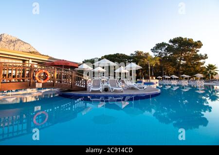 Kemer, Turquie, 26 juillet 2020: Piscine à l'hôtel KIMEROS PARK HOLIDAY VILLAGE. Station balnéaire et quartier de la province d'Antalya sur la Méditerranée Banque D'Images