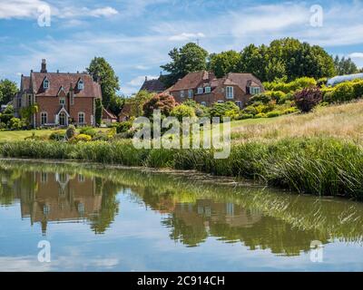 Village de Kintbury vu du canal de Kennett et Avon, Berkshire, Angleterre, Royaume-Uni, GB. Banque D'Images