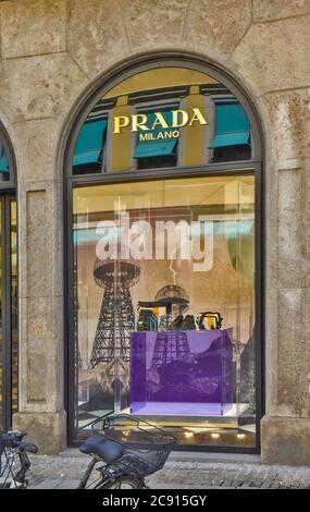 Boutique de luxe Prada à Munich, Allemagne Banque D'Images