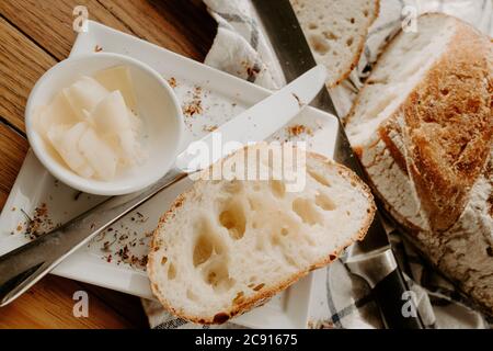 Un pain de Sourdough au beurre Banque D'Images