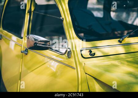 Détail du côté droit d'une voiture emblématique avec détail du rétroviseur chromé sur les portes droites avec un autocollant en forme de canard sous la vitre avant Banque D'Images