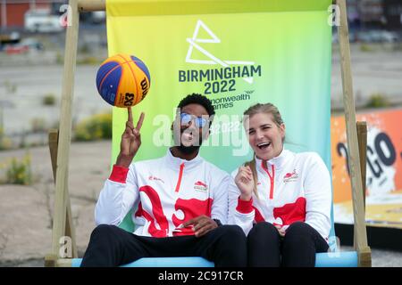 Équipe d'Angleterre Jamal Anderson et Georgia Jones à Smithfield, Birmingham City Center. Les compétitions de basketball et de Beach volley de Birmingham 2022 auront lieu dans le centre-ville de Smithfield, Smithfield est le site de l'ancien marché de gros de Birmingham, qui a été approuvé en 2018 et qui est le centre d'un plan de régénération majeur. Banque D'Images