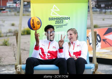 Équipe d'Angleterre Jamal Anderson et Georgia Jones à Smithfield, Birmingham City Center. Les compétitions de basketball et de Beach volley de Birmingham 2022 auront lieu dans le centre-ville de Smithfield, Smithfield est le site de l'ancien marché de gros de Birmingham, qui a été approuvé en 2018 et qui est le centre d'un plan de régénération majeur. Banque D'Images