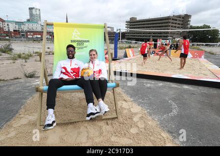 Équipe d'Angleterre Jamal Anderson et Georgia Jones à Smithfield, Birmingham City Center. Les compétitions de basketball et de Beach volley de Birmingham 2022 auront lieu dans le centre-ville de Smithfield, Smithfield est le site de l'ancien marché de gros de Birmingham, qui a été approuvé en 2018 et qui est le centre d'un plan de régénération majeur. Banque D'Images