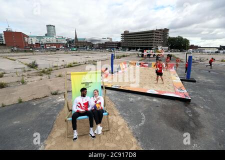 Équipe d'Angleterre Jamal Anderson et Georgia Jones à Smithfield, Birmingham City Center. Les compétitions de basketball et de Beach volley de Birmingham 2022 auront lieu dans le centre-ville de Smithfield, Smithfield est le site de l'ancien marché de gros de Birmingham, qui a été approuvé en 2018 et qui est le centre d'un plan de régénération majeur. Banque D'Images