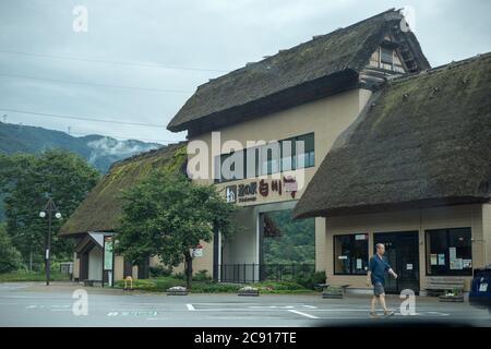 Shirakawa-Go, Japon, 07-24-2020 , Michi-no-Eki, ou Road station à Shirakawa-Go, un endroit où les touristes peuvent se reposer, sur le voyage. Banque D'Images