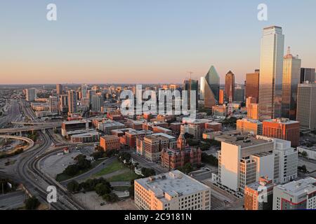 Le centre-ville de Dallas dans l'heure d'or avant le coucher du soleil. Banque D'Images