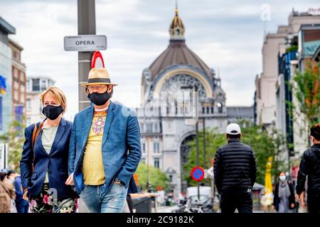 Anvers, Belgique. 27 juillet 2020. Les personnes portant des masques de visage comme mesure préventive marchent dans la rue pendant la crise du coronavirus.le port d'un masque de visage deviendra obligatoire à partir de samedi dans les magasins et dans d'autres espaces intérieurs où les gens se rassemblent. Crédit : SOPA Images Limited/Alamy Live News Banque D'Images