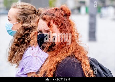 Anvers, Belgique. 27 juillet 2020. Les personnes portant des masques de visage comme mesure préventive marchent dans la rue pendant la crise du coronavirus.le port d'un masque de visage deviendra obligatoire à partir de samedi dans les magasins et dans d'autres espaces intérieurs où les gens se rassemblent. Crédit : SOPA Images Limited/Alamy Live News Banque D'Images