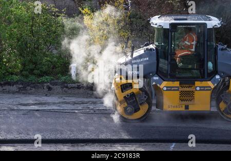 Roulement à vapeur et construction d'une route avec asphalte à Lemmer, aux pays-Bas Banque D'Images