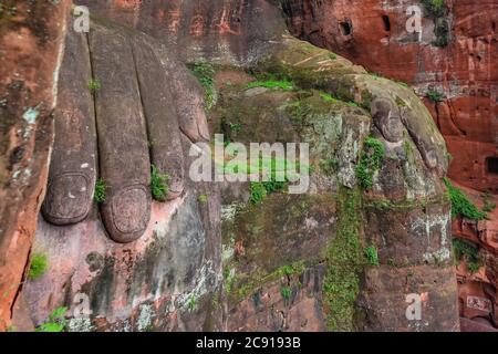 Le gros plan des mains du Bouddha géant de Leshan, une statue en pierre de 71 mètres de haut construite entre 713 et 803 pendant la dynastie Tang. Situé au c Banque D'Images