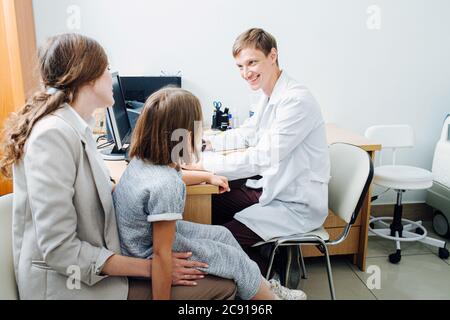 La mère et la fille sont venues au pédiatre pour un examen de santé. Banque D'Images