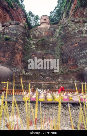 Bougies commémoratives illuminées au fond du Bouddha géant de Leshan, une statue en pierre de 71 mètres de haut construite entre 713 et 803 pendant la dynastie Tang. Situé Banque D'Images