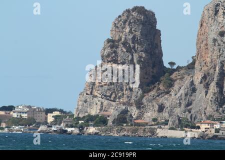 Terracina - 3 septembre 2017 : vue sur la ville depuis la mer Banque D'Images