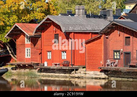 Vieilles maisons rouges en bois dans la vieille ville de Porvoo, Finlande Banque D'Images