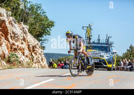 Col du serre de Tourre,France - juillet 15,2016 : le cycliste français Sylvain Chavanel de Direct Energie Team à cheval pendant une étape d'essai individuelle Banque D'Images