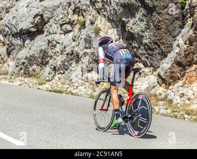 Col du serre de Tourre, France - juillet 15,2016 : le cycliste polonais Bartosz Huzarski de Bora-Argon 18, qui fait une promenade en équipe pendant une période d'essai individuelle, étape i Banque D'Images