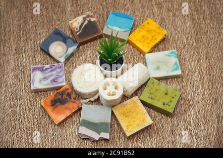 Soins hydratants pour la peau et aromathérapie. Savon à la main à l'huile de coco. Concept d'utilisation de l'huile naturelle en cosmétologie. Traitement doux du corps. Atmos Banque D'Images