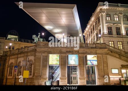 VIENNE, AUTRICHE - 11 novembre 2015 : façade du musée Albertina immeuble moderne de nuit à Vienne, Autriche. Banque D'Images