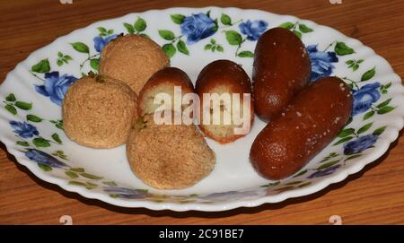 Photo d'angle de côté de bonbons ou desserts bengali indiens appelés Lengcha et Kacha Golla Banque D'Images