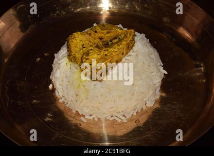 Plat bengali Mustard Hilsa poisson servi sur un pate de laiton Banque D'Images