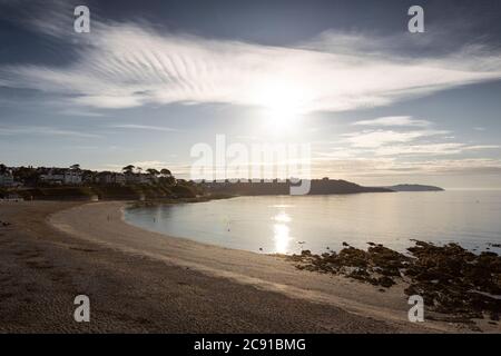 Tôt le matin à la plage de Gyllyngvase, Falmouth, Cornwall, Royaume-Uni Banque D'Images