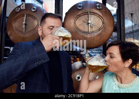 Martina Ferencova, à droite, directrice exécutive de l'Association tchèque de la bière et du malt (EFPC) et restaurateur Lubos Kastner boivent une bière lors d'une conférence de presse sur les résultats de l'étude CETA établissant une cartographie de l'impact du coronavirus sur l'industrie de la bière le 28 juillet 2020, à Prague, en République tchèque. (CTK photo/Michaela Rihova) Banque D'Images
