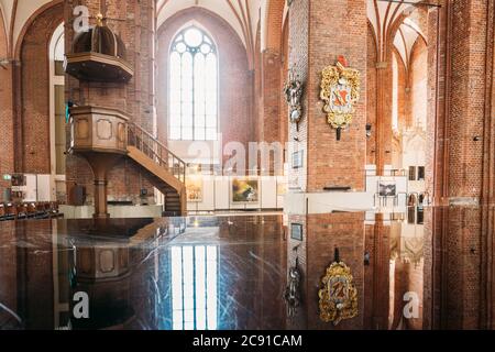 Riga Lettonie. Chaire en bois à l'intérieur de l'église Saint-Pierre, reflétée sur la surface noire brillante du piano Banque D'Images