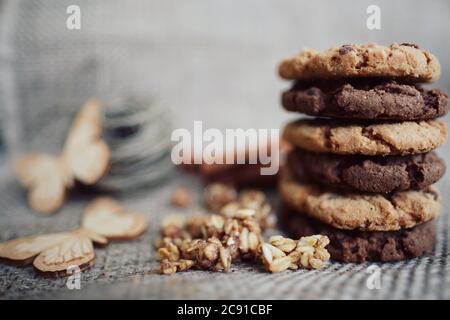 Petits gâteaux faits maison aux flocons d'avoine avec cannelle en gros plan. Collation saine. Banque D'Images