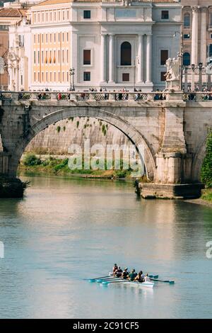 Rome, Italie. Groupe de personnes formation sur kayak. Bateau touristique flottant près du pont Aelian. Tour en bateau touristique Banque D'Images