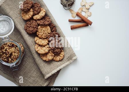 Petits gâteaux faits maison aux flocons d'avoine avec cannelle sur fond blanc. Collation saine Banque D'Images