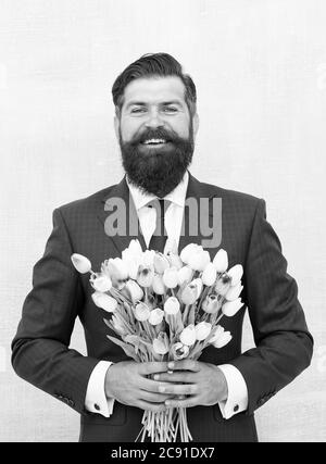 La Positivite Express Bonne Journee Des Femmes Fleur Pour Le 8 Mars Cadeau De Printemps Heureux Homme Barbu Hipster Avec Fleurs Copiez L Espace Heureux L Homme Barbu Avec Bouquet De Tulipes Date De