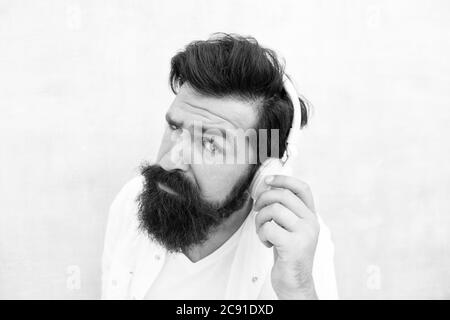 Musique instrumentale. Casque homme barbu. Profitez de chaque note. Technologie d'annulation active du bruit. Casque stéréo Hipster pour écouter de la musique. Casque sans fil moderne. Pistes de musique de danse électroniques. Banque D'Images