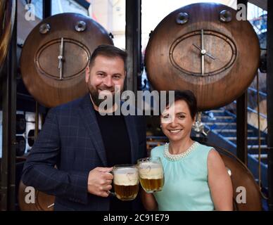 Martina Ferencova, à droite, directrice exécutive de l'Association tchèque de la bière et du malt (EFPC) et restaurateur Lubos Kastner posent avec une bière lors d'une conférence de presse sur les résultats de l'étude CETA sur la cartographie de l'impact de l'état d'urgence du coronavirus sur l'industrie de la bière, le 28 juillet 2020, à Prague, en République tchèque. (CTK photo/Michaela Rihova) Banque D'Images