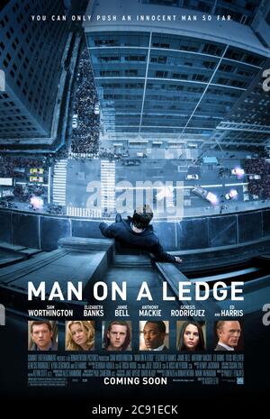 Man on a Ledge (2012) dirigé par Agger Leth et avec Sam Worthington, Elizabeth Banks, Jamie Bell et Ed Harris. Un homme menace de se suicider comme le monde regarde, mais tout n'est pas ce qu'il semble. Banque D'Images