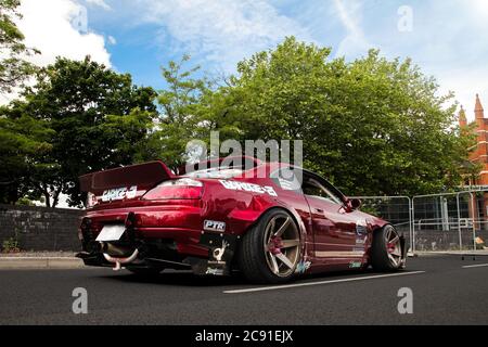 La voiture de sport classique japonaise modifiée Silvia de Red Nissan participe à l'événement automobile annuel qui se tient à Coventry, au Royaume-Uni. Banque D'Images