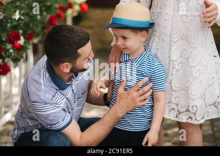 Papa heureux avec son petit soleil à l'extérieur Banque D'Images