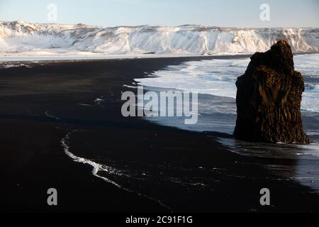 La plage la plus célèbre d'Islande appelée Vik, avec du sable noir Banque D'Images