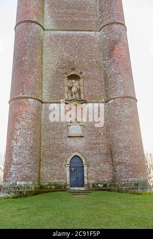 Statue du roi Alfred le Grand au-dessus de l'entrée de la Tour du roi Alfred (Tour Stourton), une tour de brique folle à KingSettle Hill, Brewham, Somerset Banque D'Images