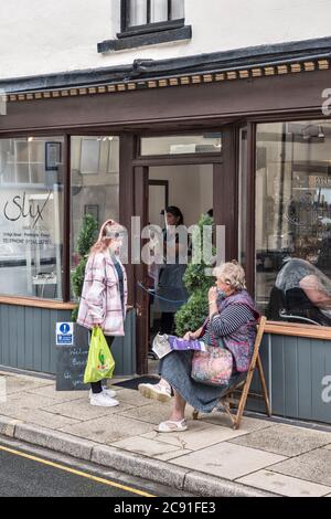 Clients attendant des rendez-vous à l'extérieur de Slix, le salon de coiffure local, car il rouvre après des mois de verrouillage à Presteigne, Powys, pays de Galles, Royaume-Uni Banque D'Images