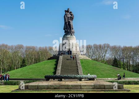Mémorial de guerre russe dans le parc Treptower de Berlin, en Allemagne, mémorial de guerre russe à Berlin Banque D'Images
