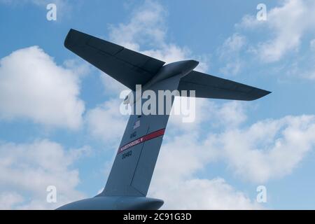 La queue d'un gros avion de la Force aérienne C-5 qui a été transporté par la Garde nationale aérienne de Martinsburg, en Virginie-Occidentale. Sur le Tarmac à l'aéroport international de Vilnius Banque D'Images