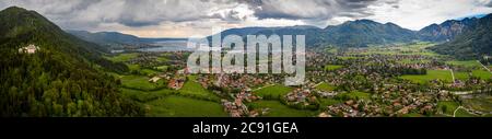 Tegernsee, Allemagne. Lac Tegernsee Rottach-Egern, Kreuth (Bavière), Allemagne près de la frontière autrichienne. Vue aérienne sur les montagnes et le lac Banque D'Images