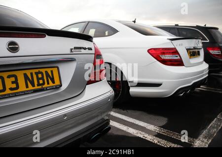 Trois voitures de sport Mercedes-Benz modernes, dont CLK 63 AMG, C63 AMG coupé et C63 Wagon, dans un parking public du centre de Birmingham. Banque D'Images