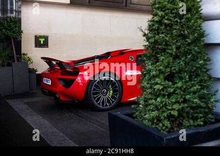 Voiture moderne Red Porsche 918 Spyder garée dans un hôtel de luxe du centre de Londres. Banque D'Images