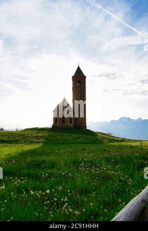 Petite chapelle à Hafling avec prairie Banque D'Images