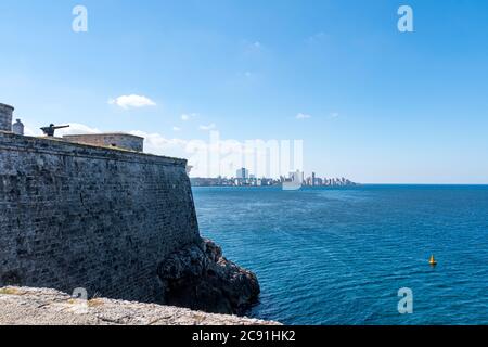 Vieux canons de fer, devant le phare de Faro Castillo del Morro Banque D'Images